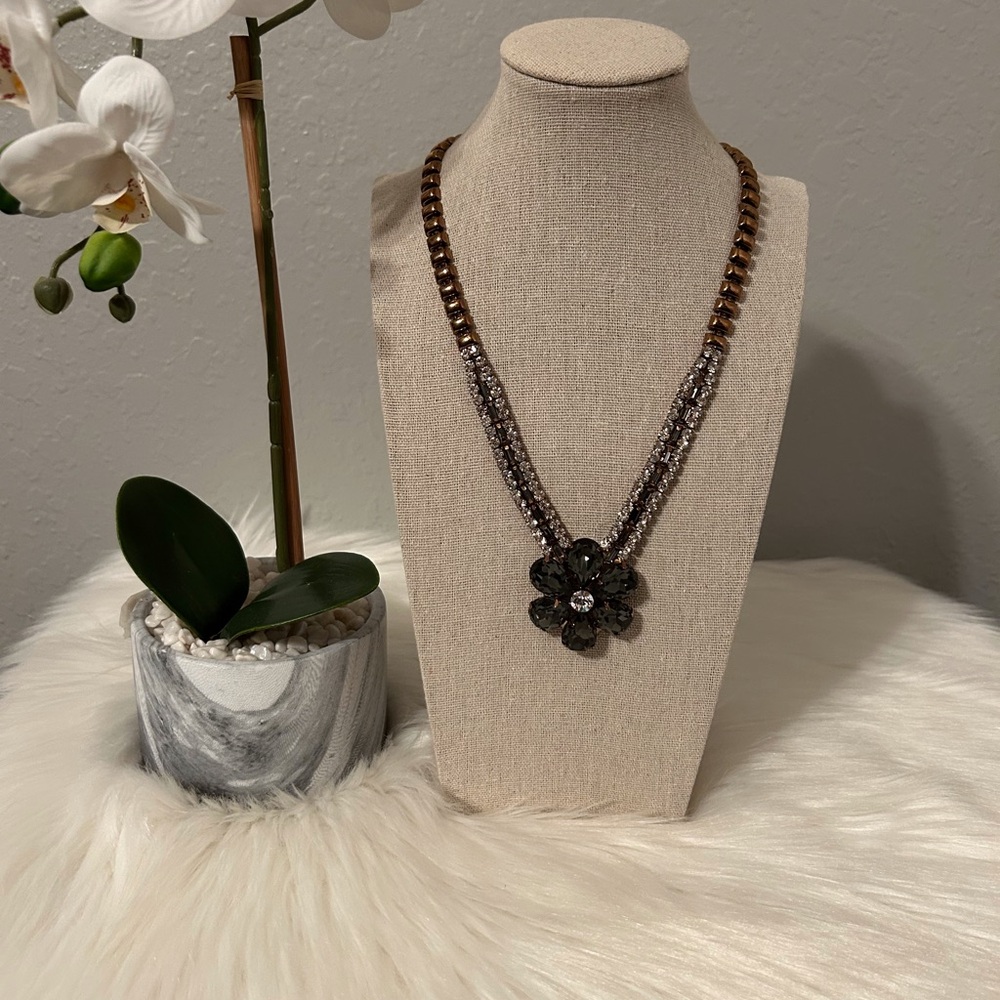 Stunning Glass Elegant Flower Necklace  NWOT